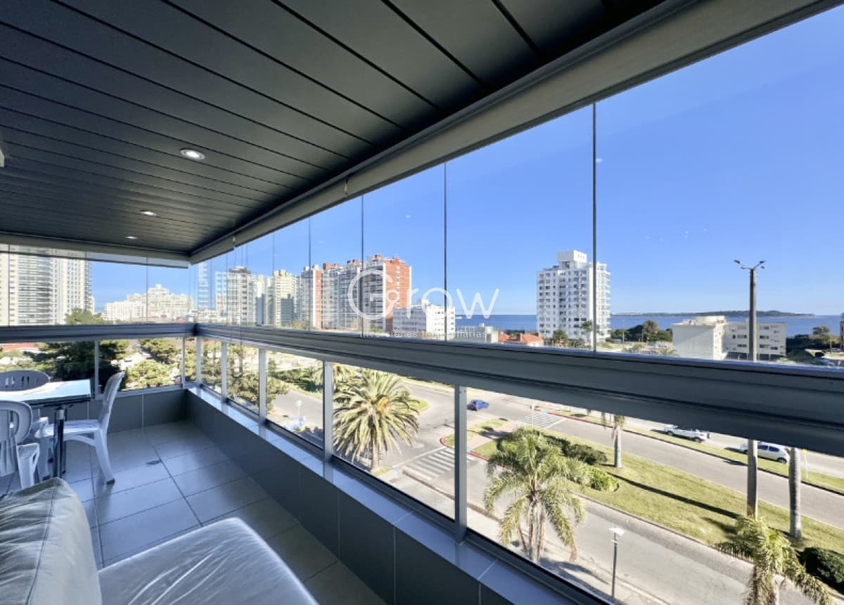 Con vistas a playa mansa y a metros del mar   -