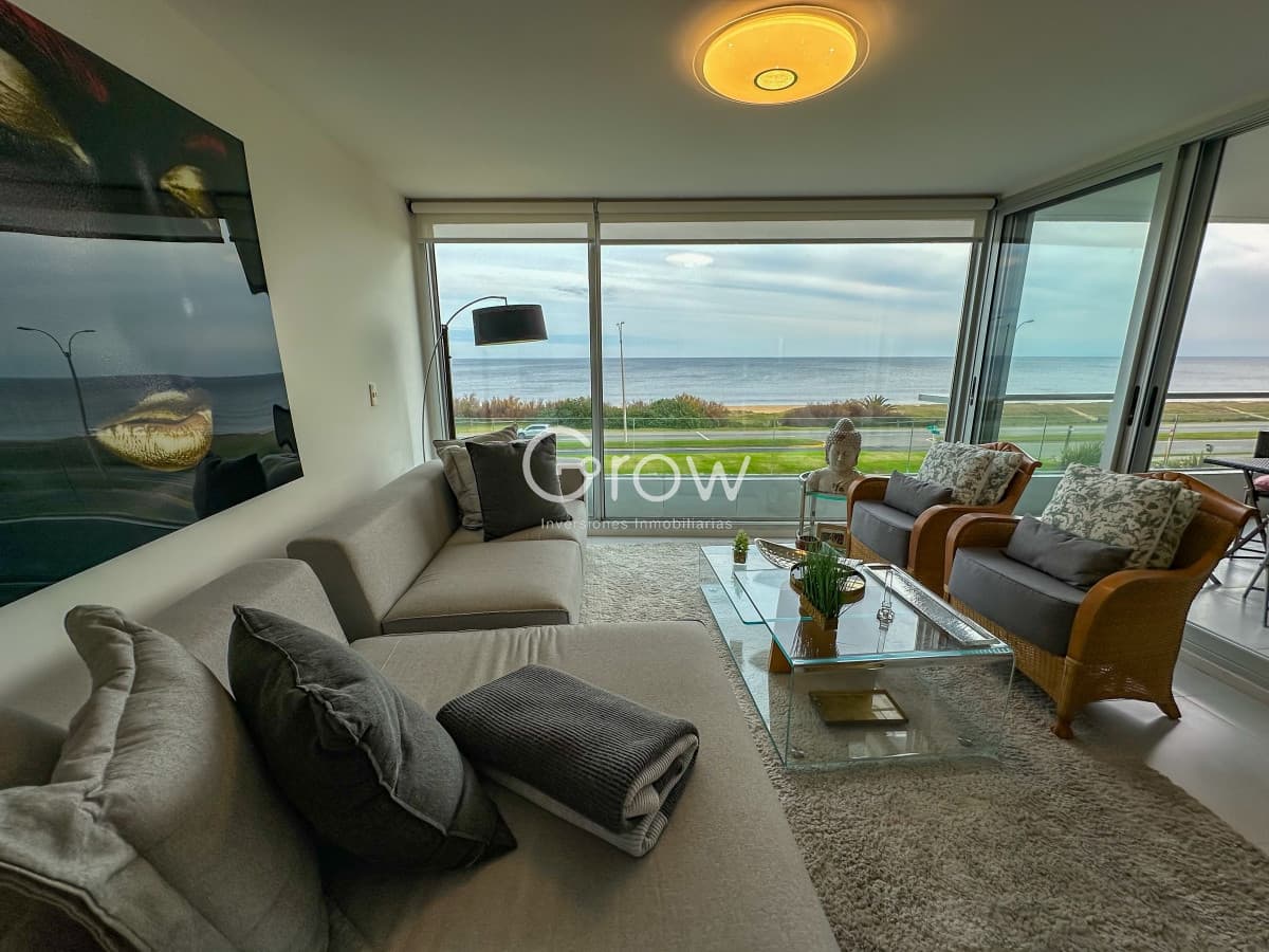 Exclusivo departamento en primera línea de Playa Mansa  -