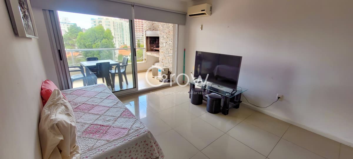Hermoso apartamento con parrillero propio en Playa Brava