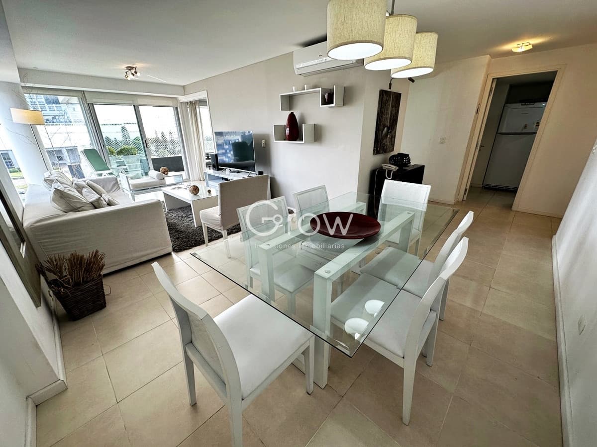 Punta de Este, Apartamento de 3 dormitorios a metros del mar y al Hotel Conrad.
