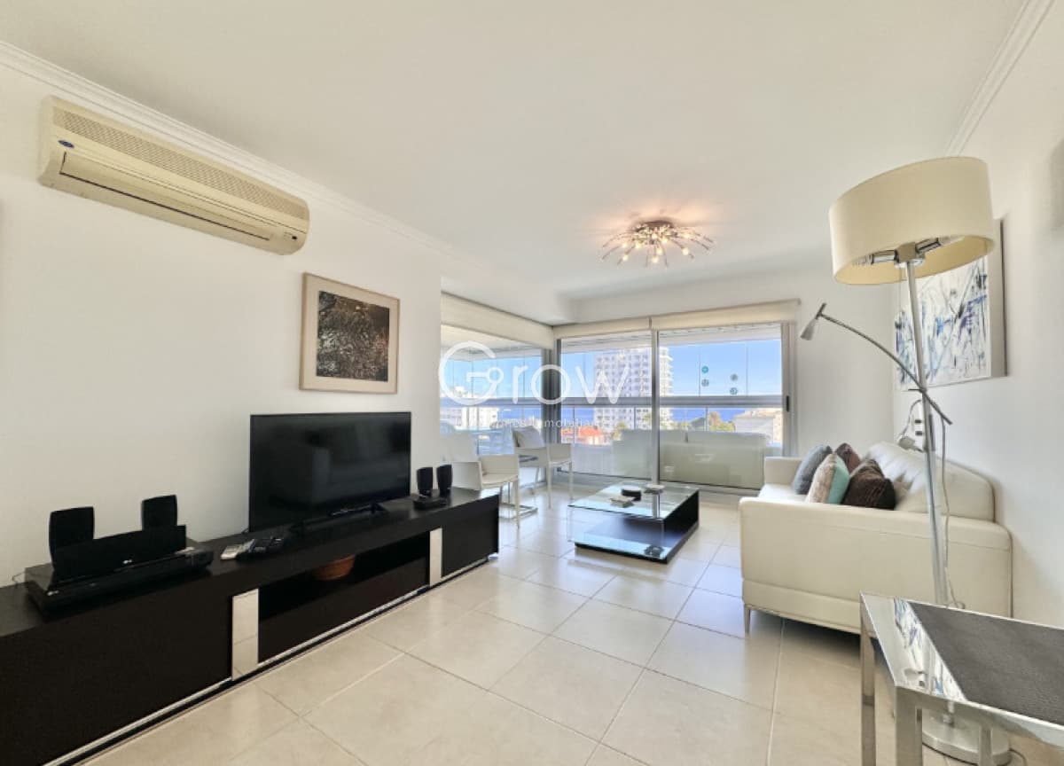 Con vistas a playa mansa y a metros del mar   -