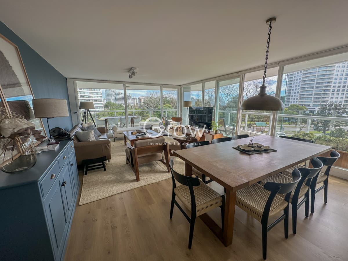 One, Punta del Este! Exclusivo apartamento a pasos del mar.  -