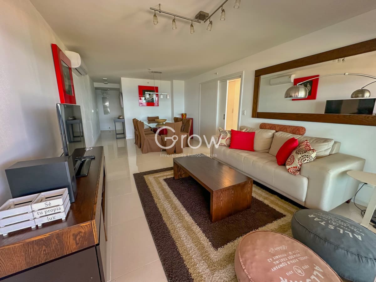 Piso alto en venta con vistas al mar en Torre Icon Brava