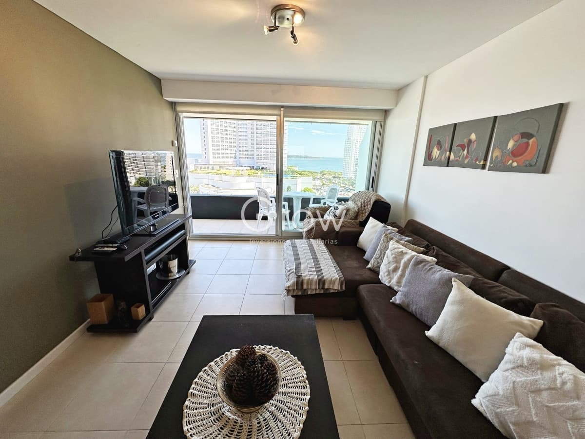 Apartamento en edificio con servicios y vista al mar a pasos de Mansa   -