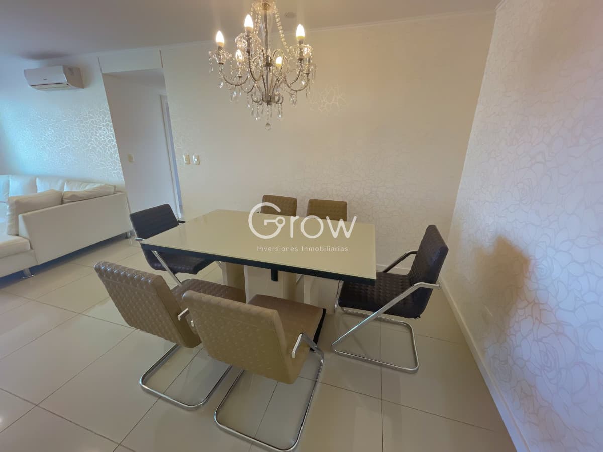 Piso alto en torre premium en Playa Brava  -
