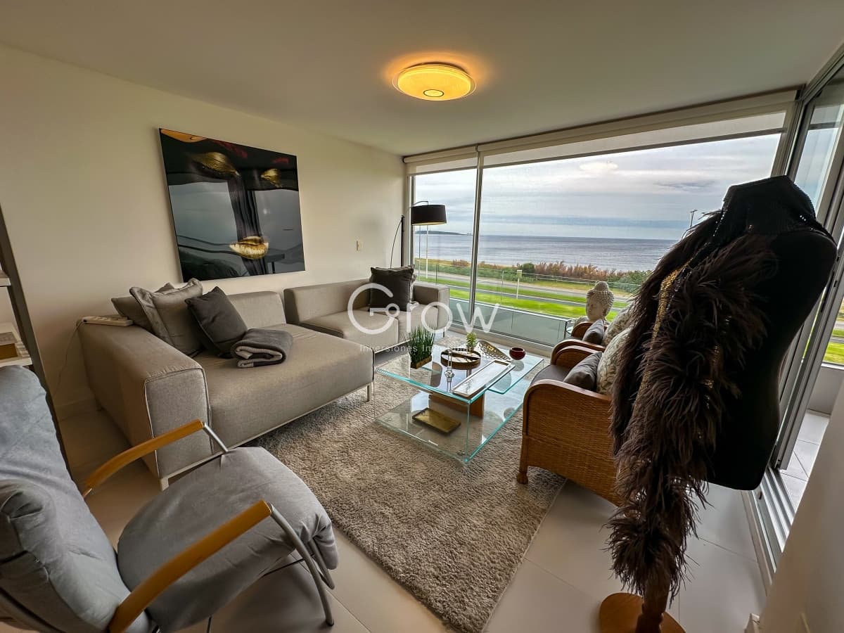 Exclusivo departamento en primera línea de Playa Mansa  -