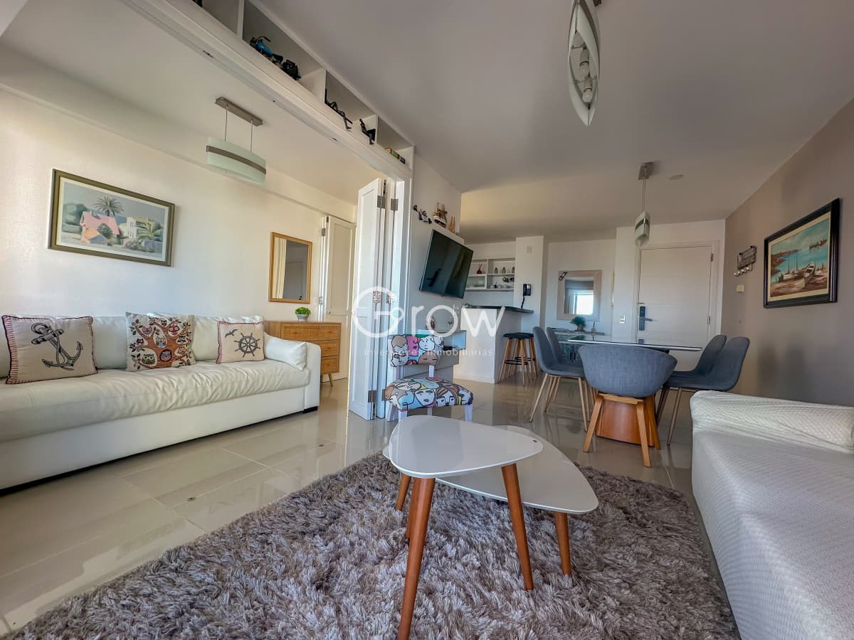 Hermoso piso alto con vistas al mar en parada 3 de Playa Brava