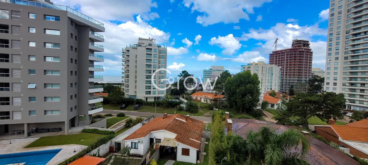 Hermoso apartamento con parrillero propio en Playa Brava
