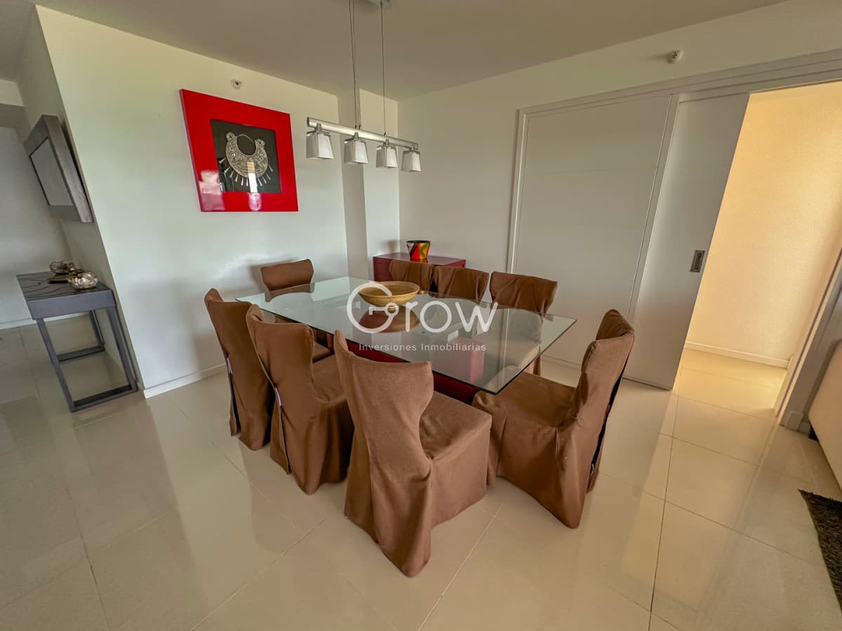 Piso alto en venta con vistas al mar en Torre Icon Brava