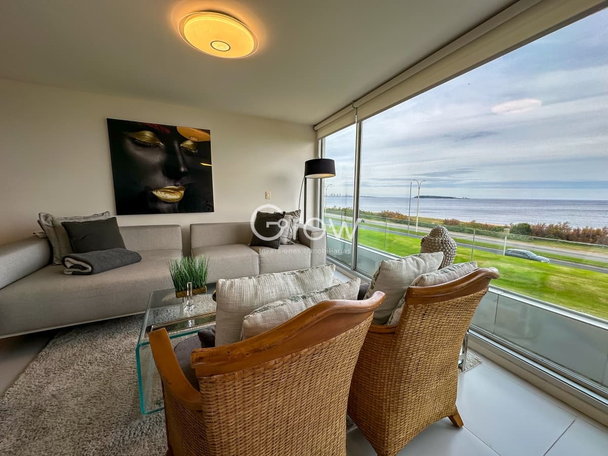 Exclusivo departamento en primera línea de Playa Mansa  -