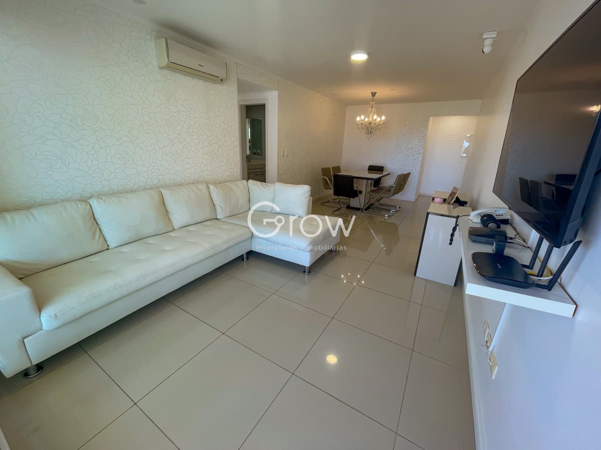 Piso alto en torre premium en Playa Brava  -
