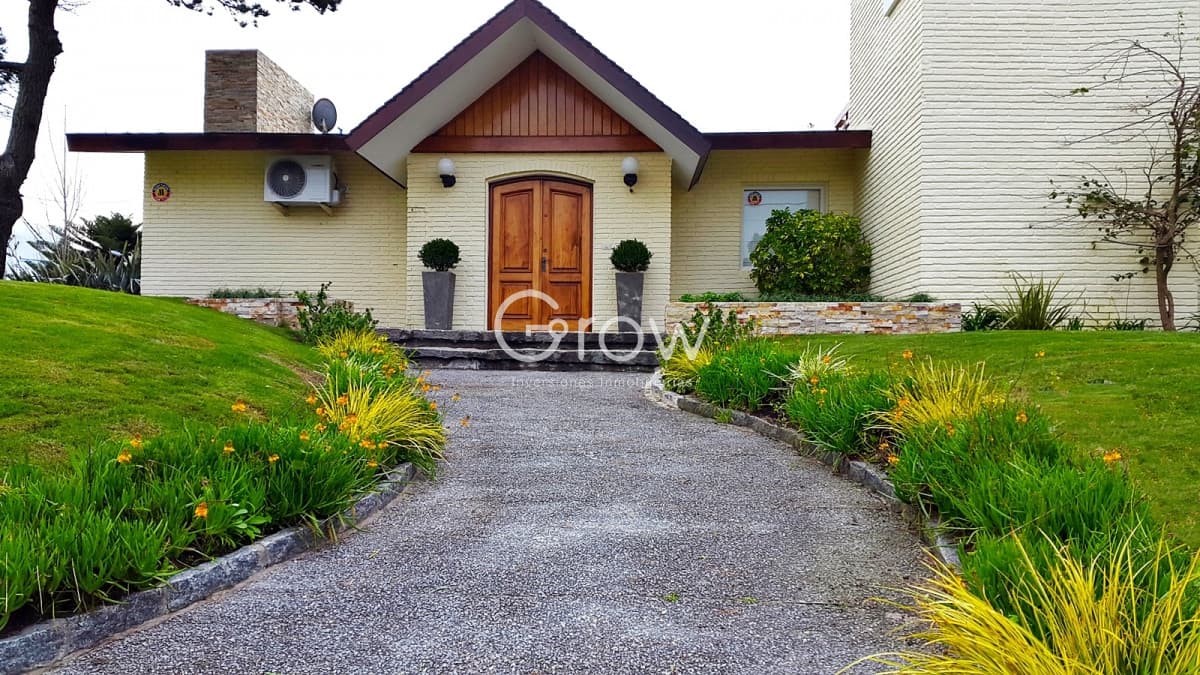 Hermosa casa ideal para disfrutarla todo el año a pasos del mar.
