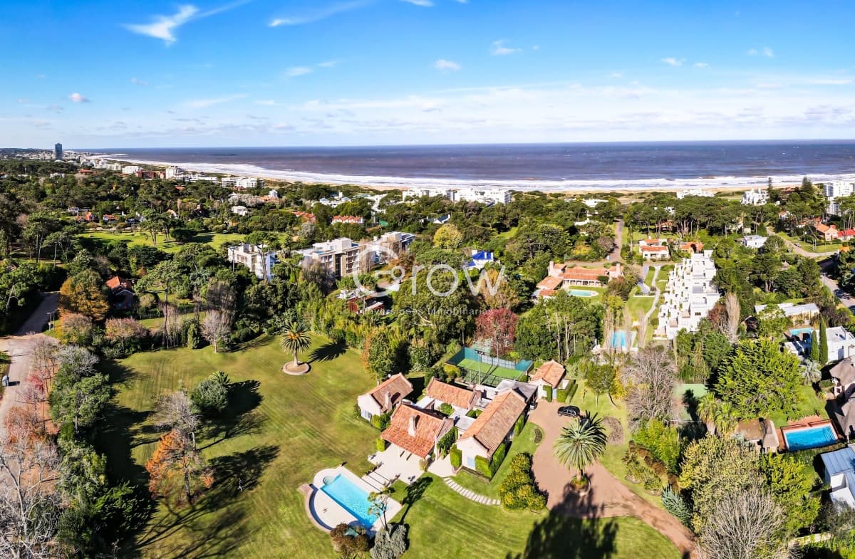 Casa en el Golf con gran lote a pasos del mar