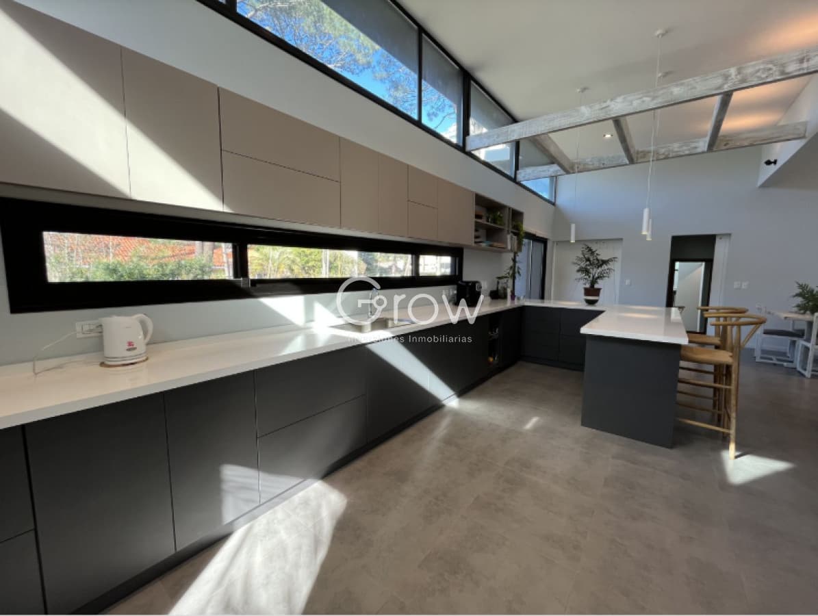 Venta de Moderna casa ubicada en inmejorable lote de 725 mts totalmente cercado