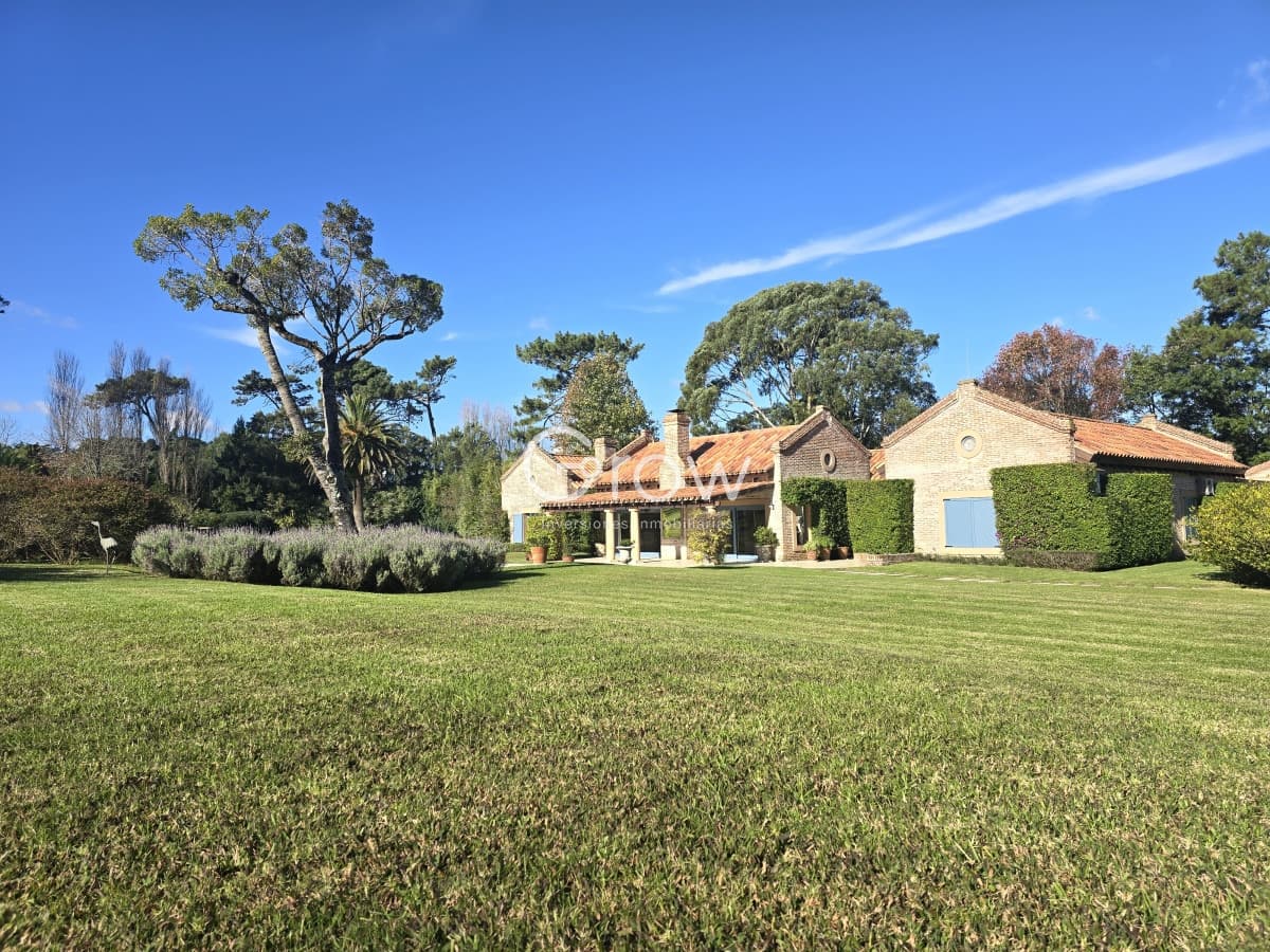 Casa en el Golf con gran lote a pasos del mar