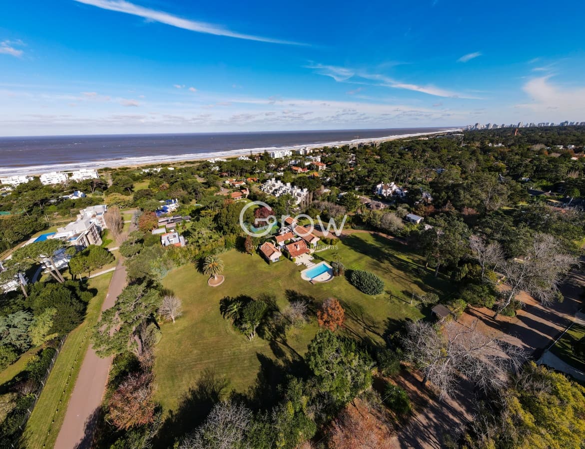 Casa en el Golf con gran lote a pasos del mar