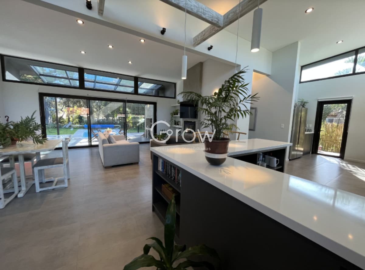 Venta de Moderna casa ubicada en inmejorable lote de 725 mts totalmente cercado