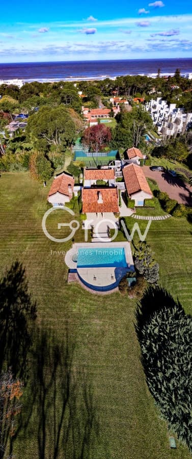 Casa en el Golf con gran lote a pasos del mar