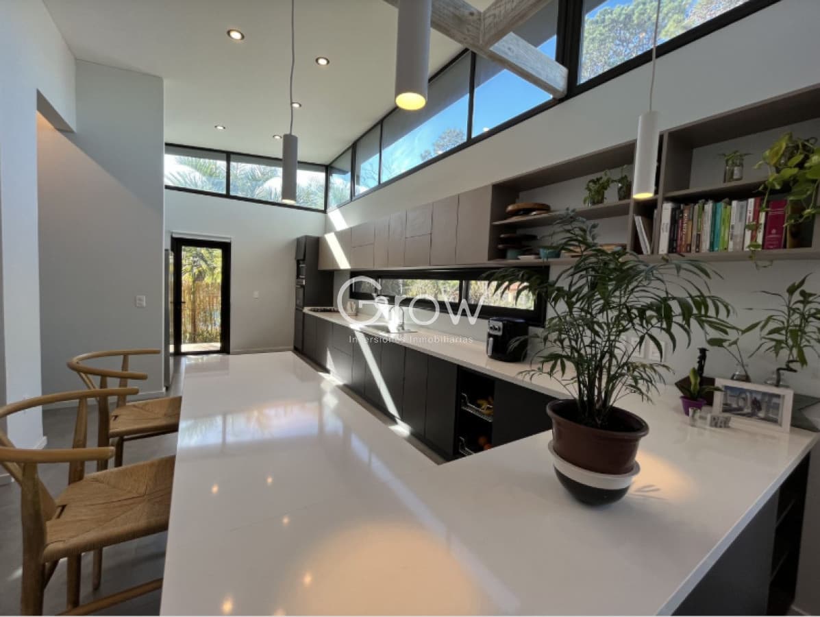 Venta de Moderna casa ubicada en inmejorable lote de 725 mts totalmente cercado