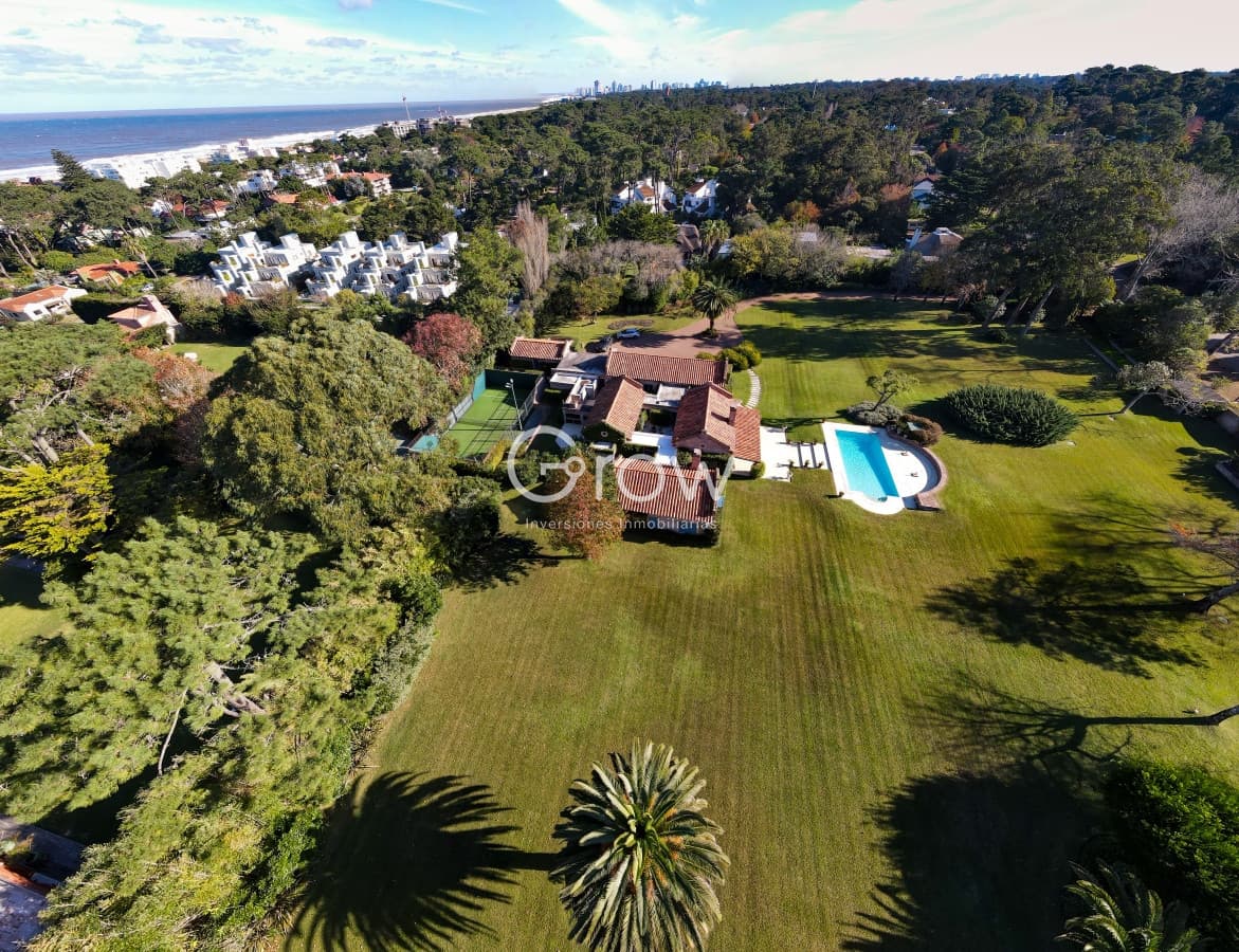 Casa en el Golf con gran lote a pasos del mar