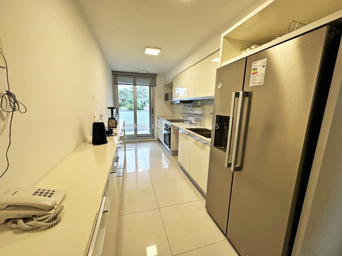 Apartamento en venta con 2 suites en edificio Lumiere, Punta del Este.