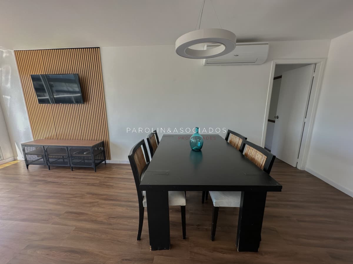 Exclusivo Pent-House en venta de 2 dormitorios en playa Mansa, Punta del Este.