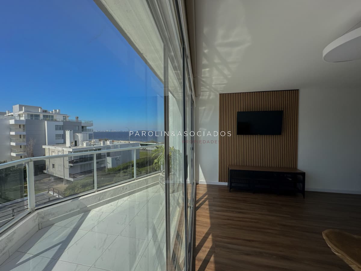 Exclusivo Pent-House en venta de 2 dormitorios en playa Mansa, Punta del Este.