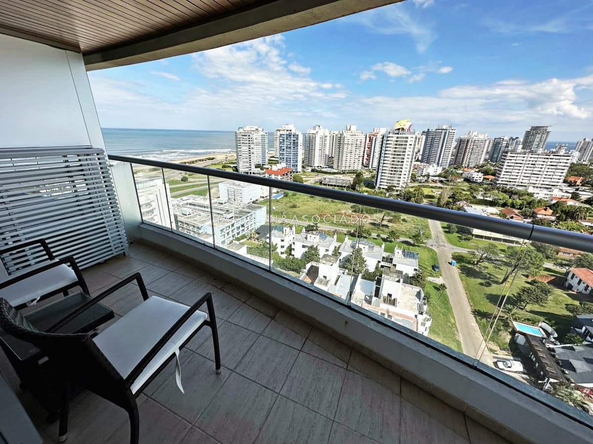 Icon Brava. Punta del Este. Exclusivo apartamento a solo pasos del mar.