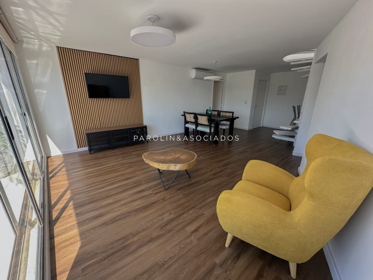 Exclusivo Pent-House en venta de 2 dormitorios en playa Mansa, Punta del Este.