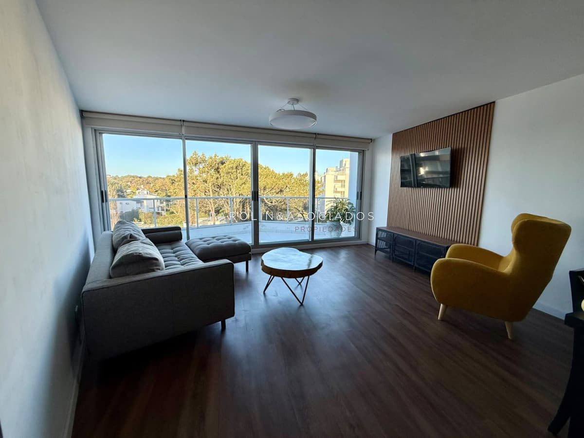 Exclusivo Pent-House en venta de 2 dormitorios en playa Mansa, Punta del Este.