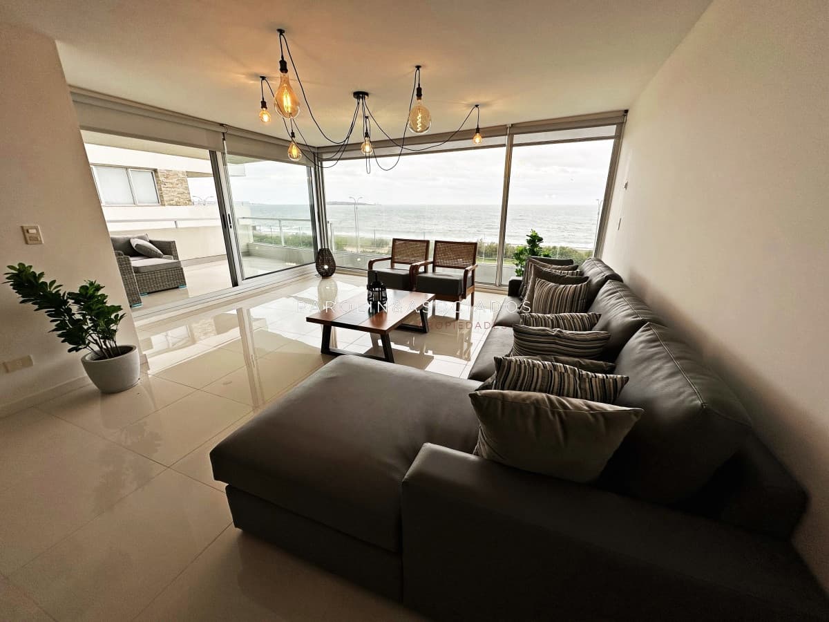 Apartamento en venta con 2 suites en edificio Lumiere, Punta del Este.