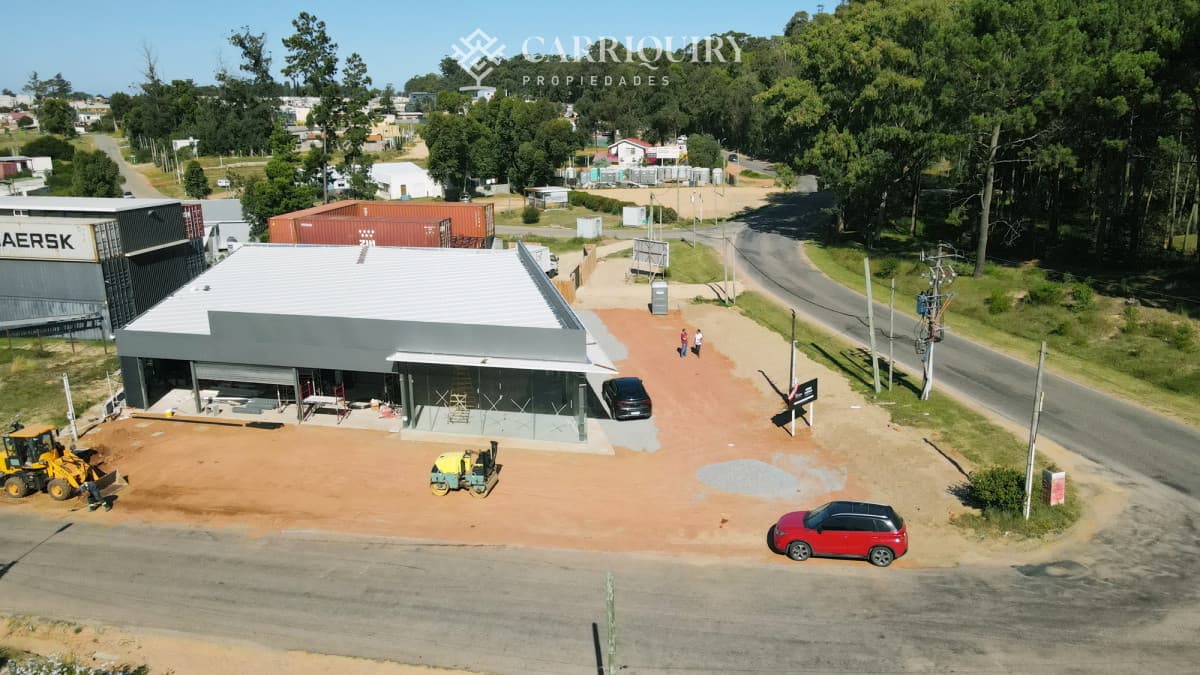A estrenar local en Av en Maldonado con 660 m2 de uso exclusivo  -