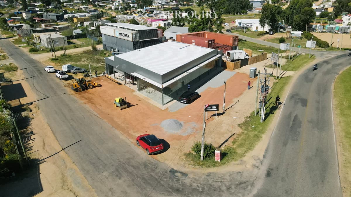 A estrenar local en Av en Maldonado con 660 m2 de uso exclusivo  -