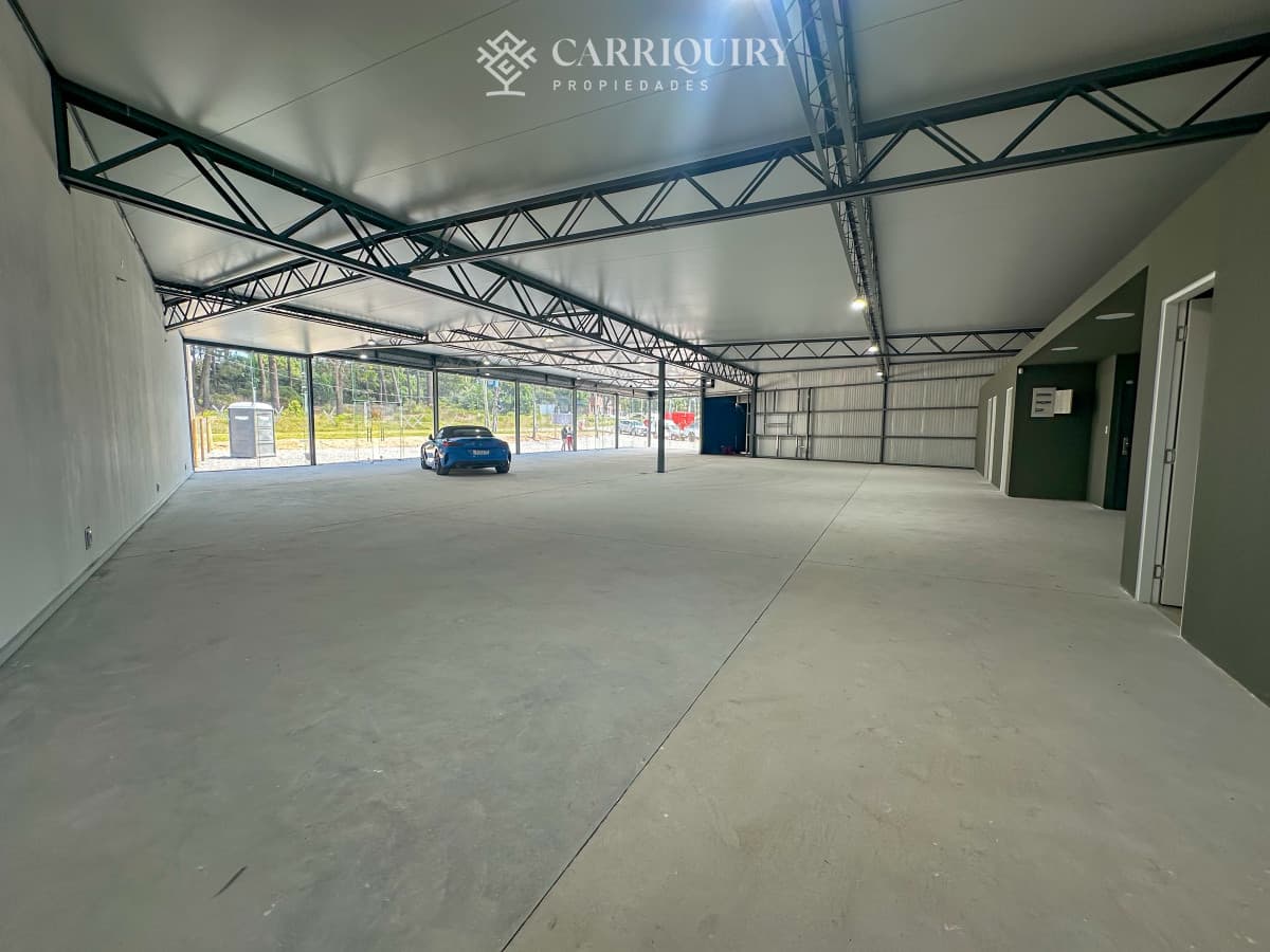 A estrenar local en Av en Maldonado con 660 m2 de uso exclusivo  -