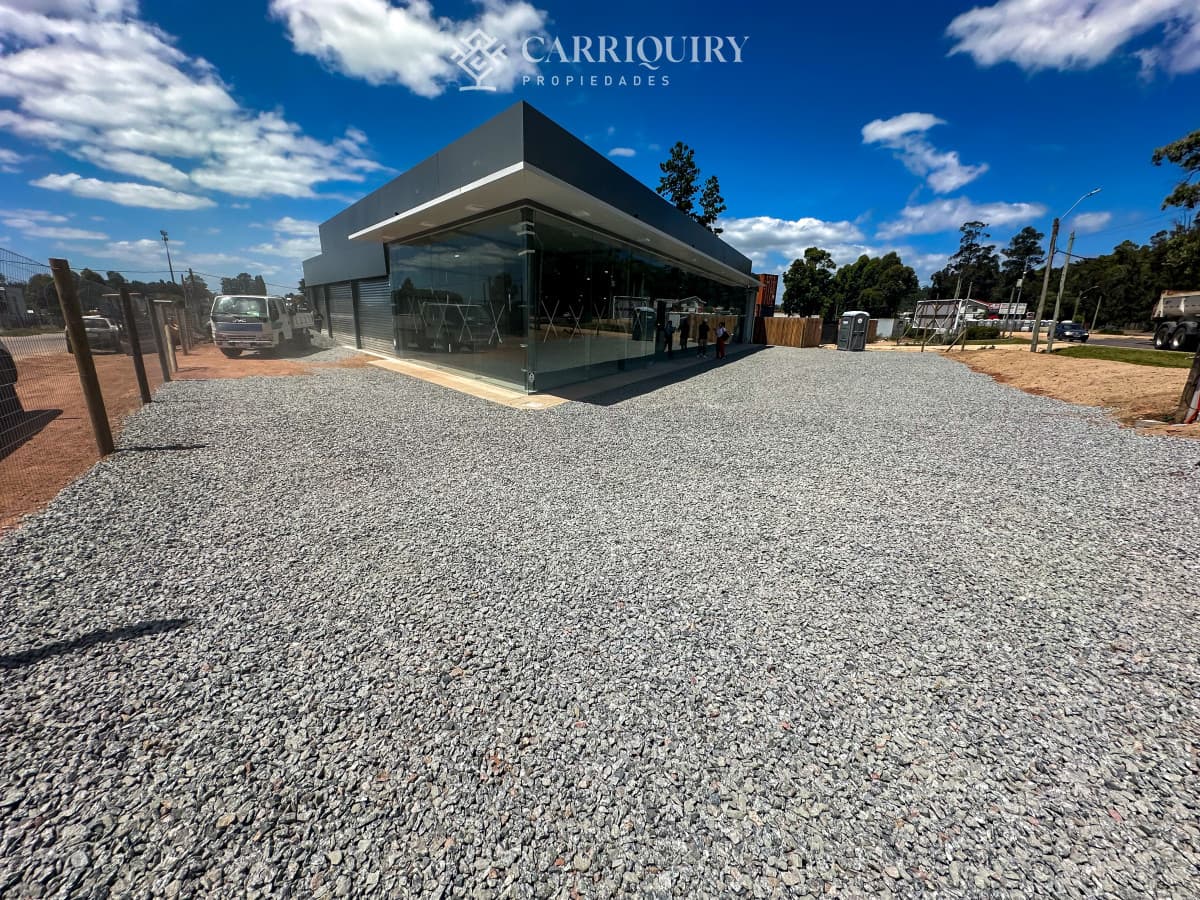 A estrenar local en Av en Maldonado con 660 m2 de uso exclusivo  -