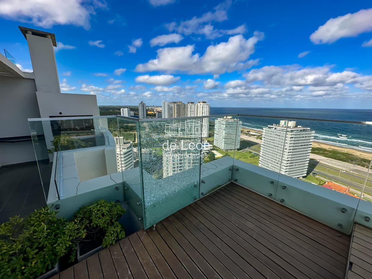 Planta especial en piso alto, parrillero y jacuzzi en balcón