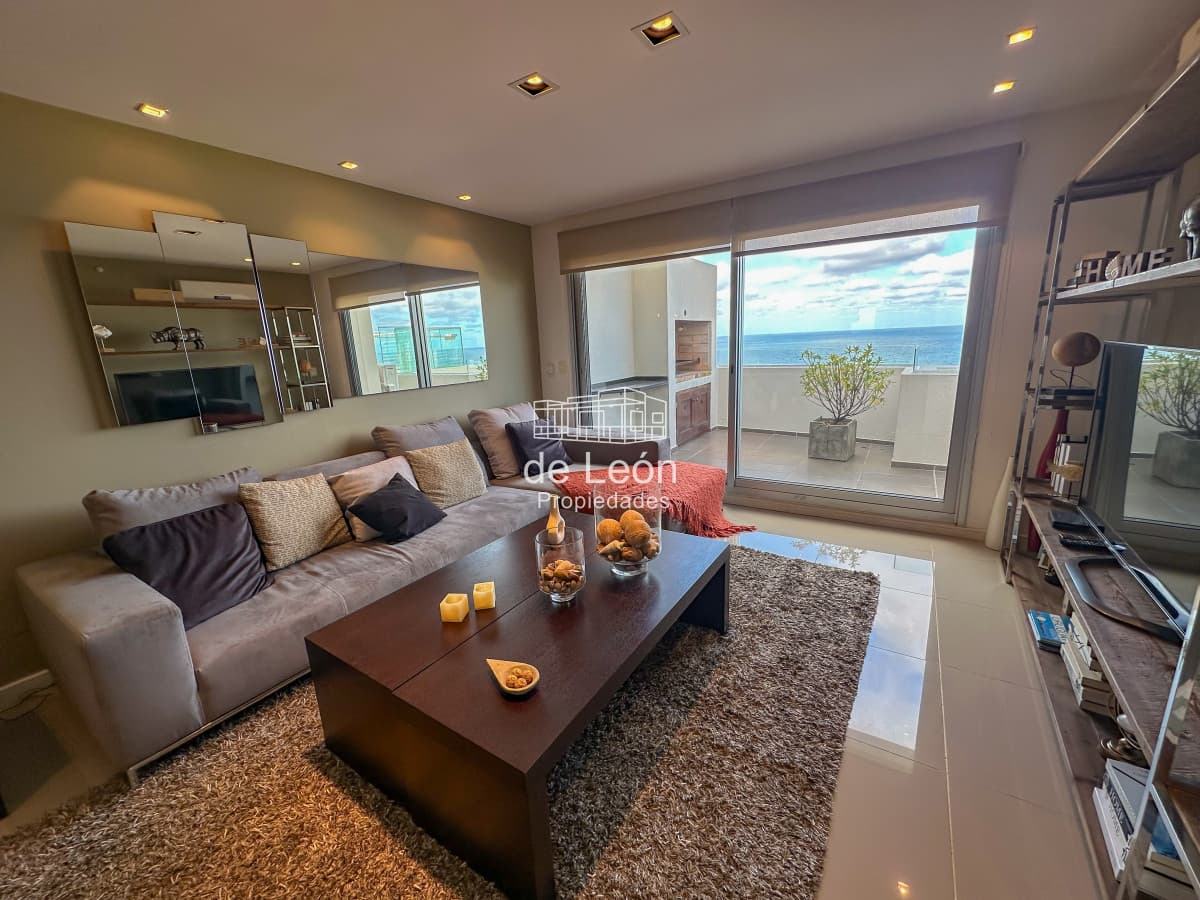 Planta especial en piso alto, parrillero y jacuzzi en balcón