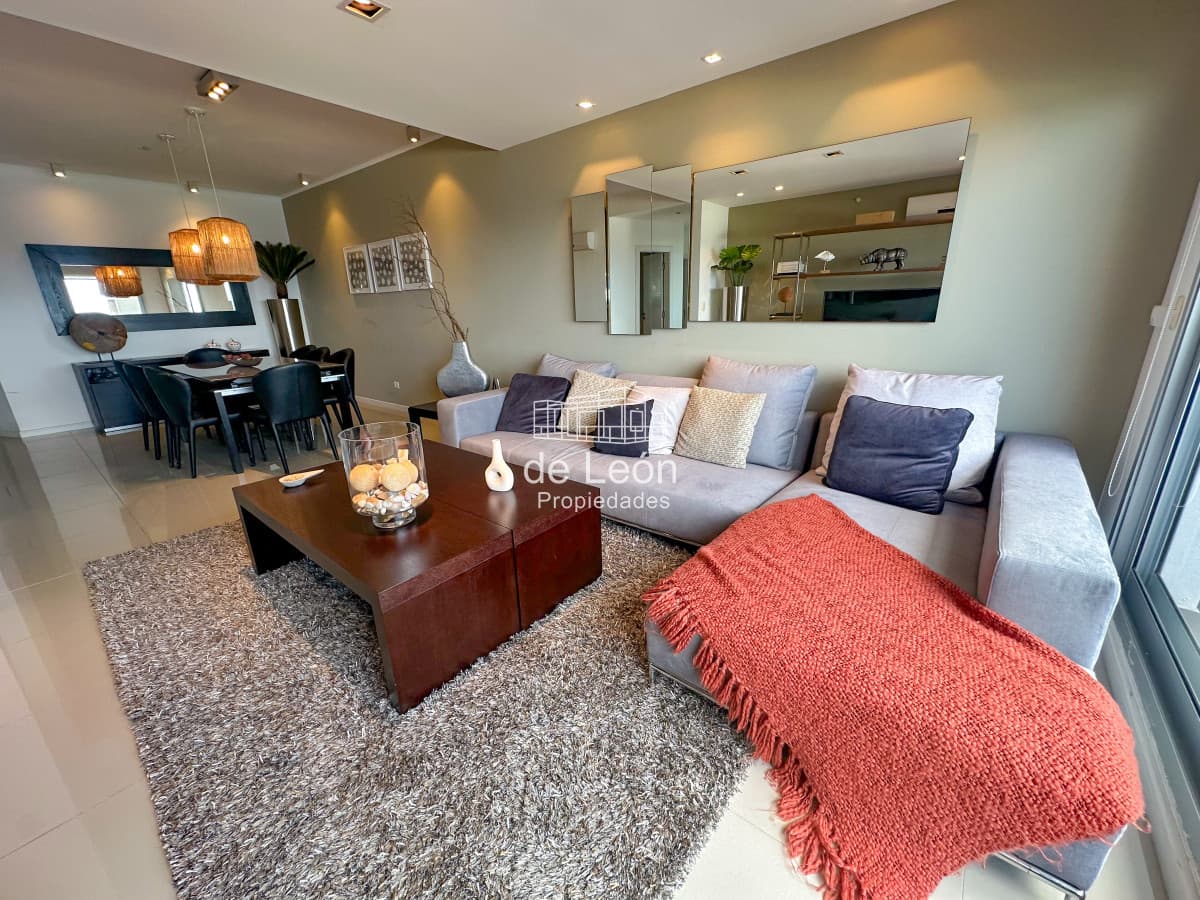 Planta especial en piso alto, parrillero y jacuzzi en balcón
