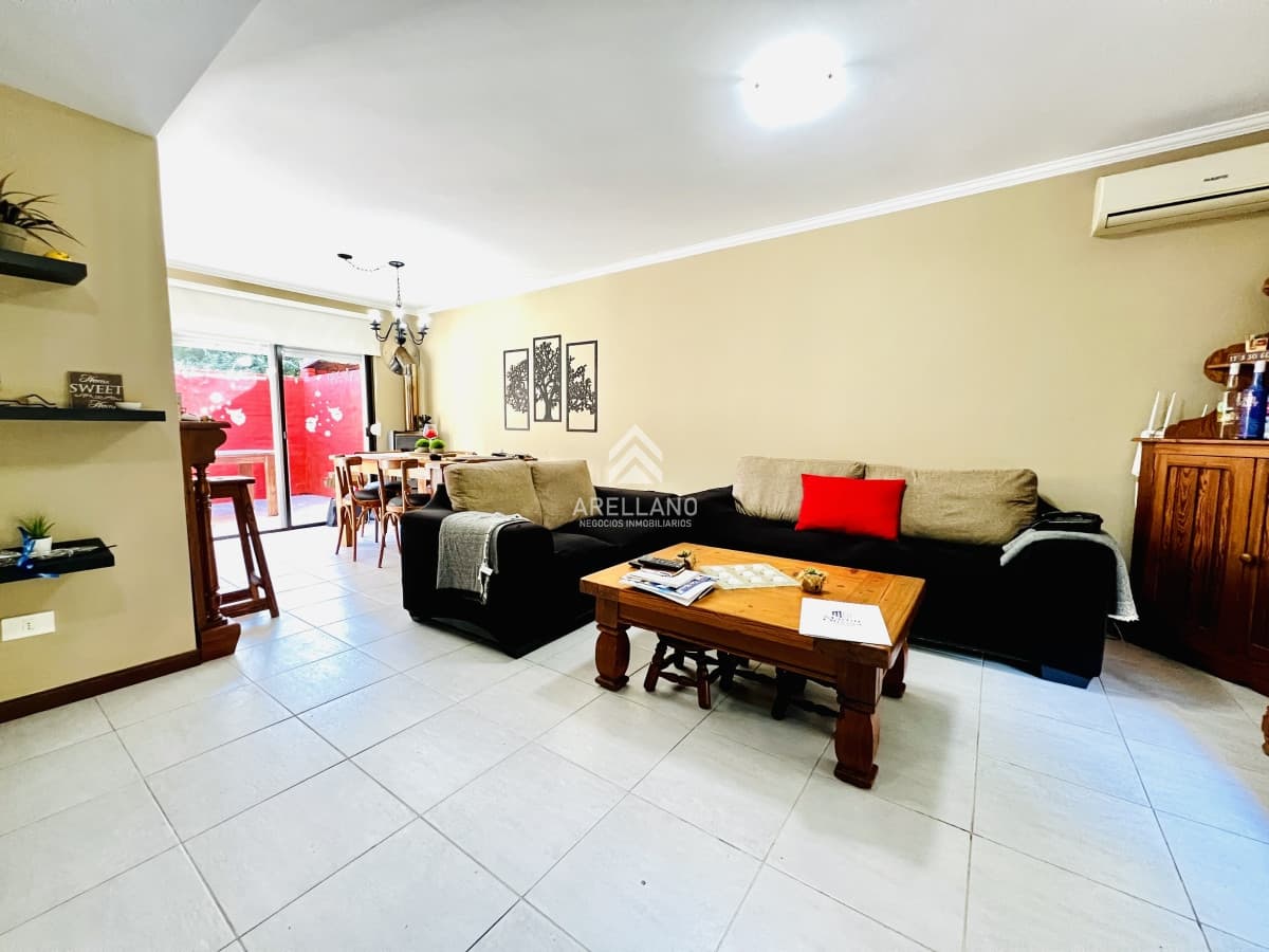 Casa ID.3816 - Venta Casa Duplex 3 Dormitorios, Zona Cantegril con piscina.