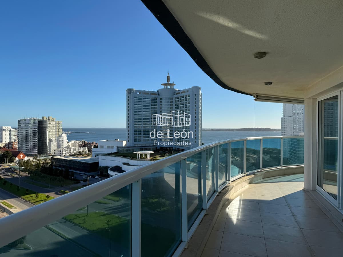 Departamento de 3 dormitorios + servicio en venta, vista al mar, Punta del Este