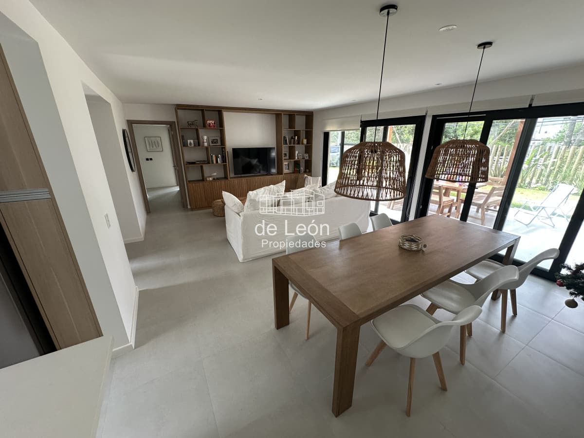Excelente apartamento estilo casa de 3 dormitorios en La Barra