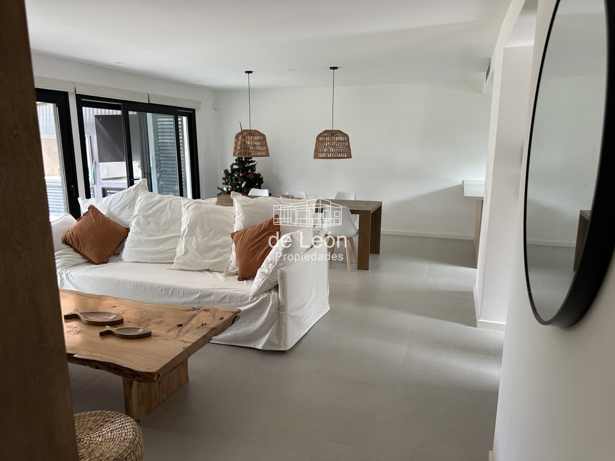 Excelente apartamento estilo casa de 3 dormitorios en La Barra