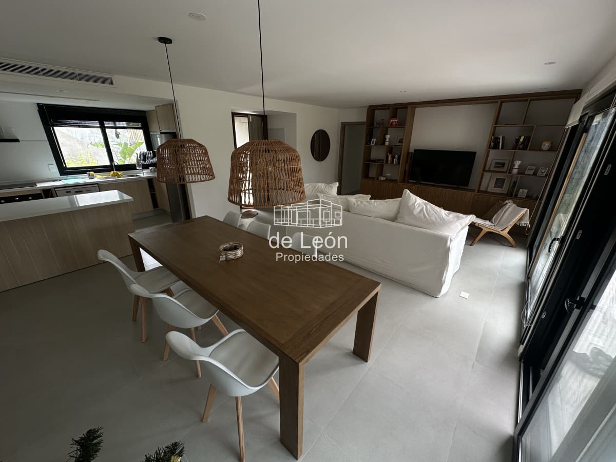 Excelente apartamento estilo casa de 3 dormitorios en La Barra