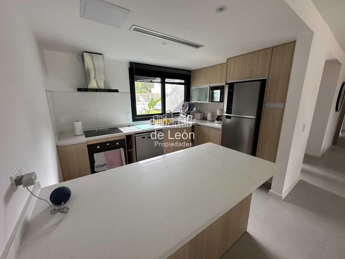 Excelente apartamento estilo casa de 3 dormitorios en La Barra