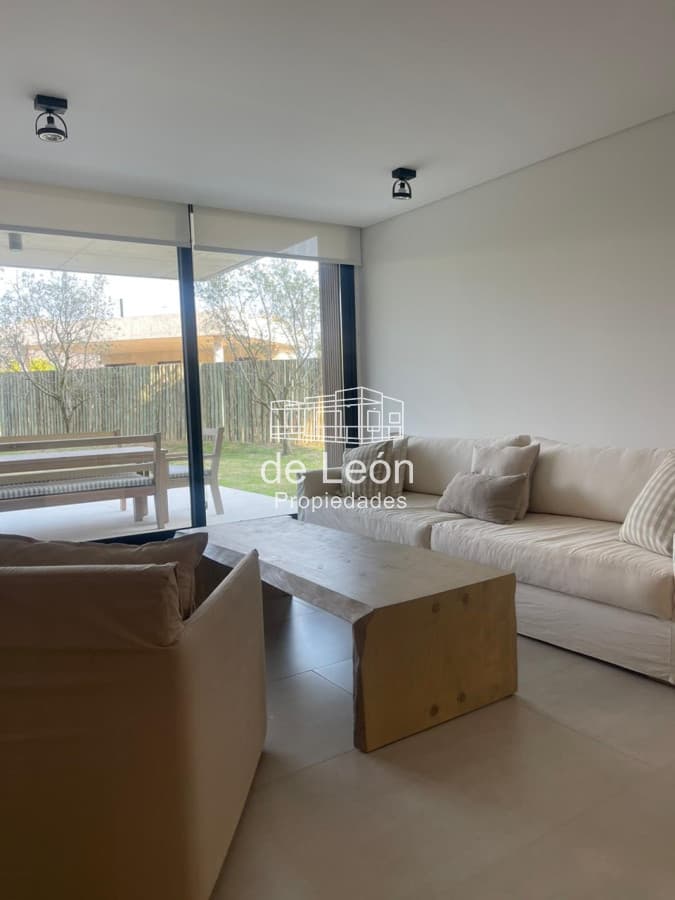 Departamento planta jardin en venta de 3 dormitorios en Manantiales