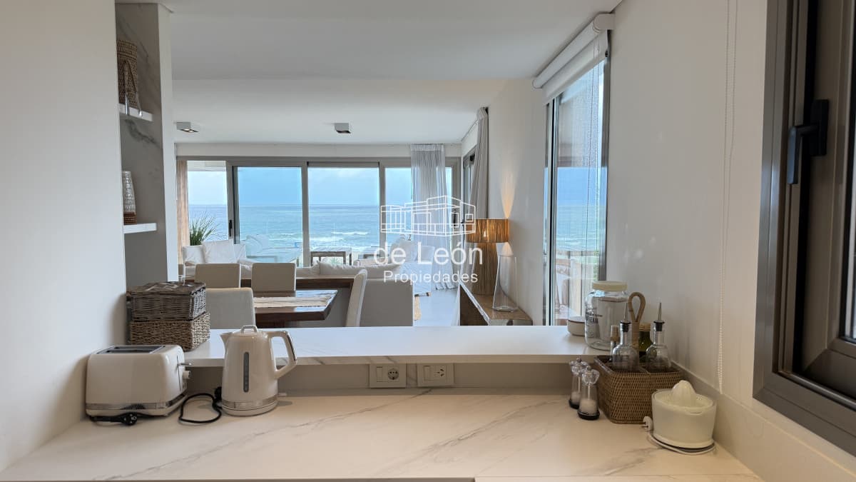 Departamento de 4 dormitorios en suite más servicio, sobre la playa, Manantiales