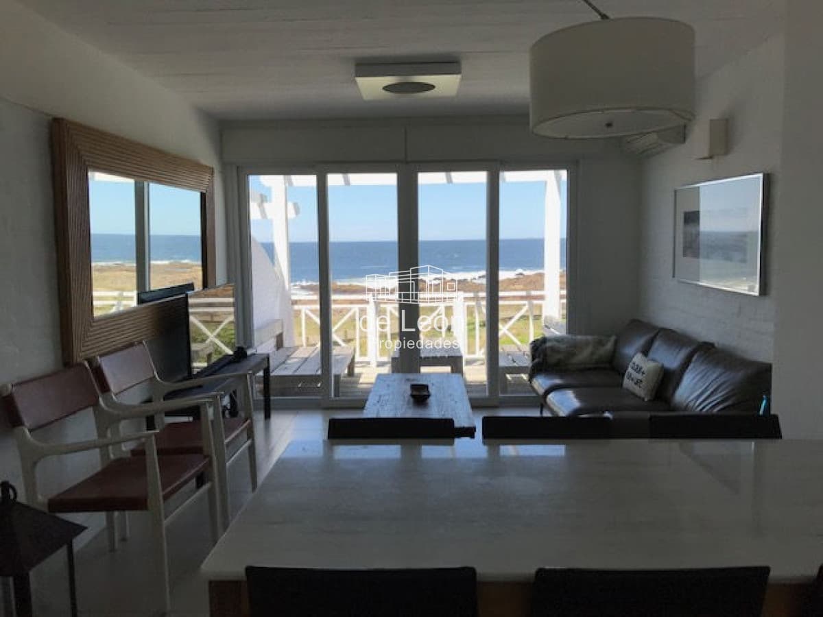 Departamento de 2 dormitorios y 2 baños con gran vista al mar