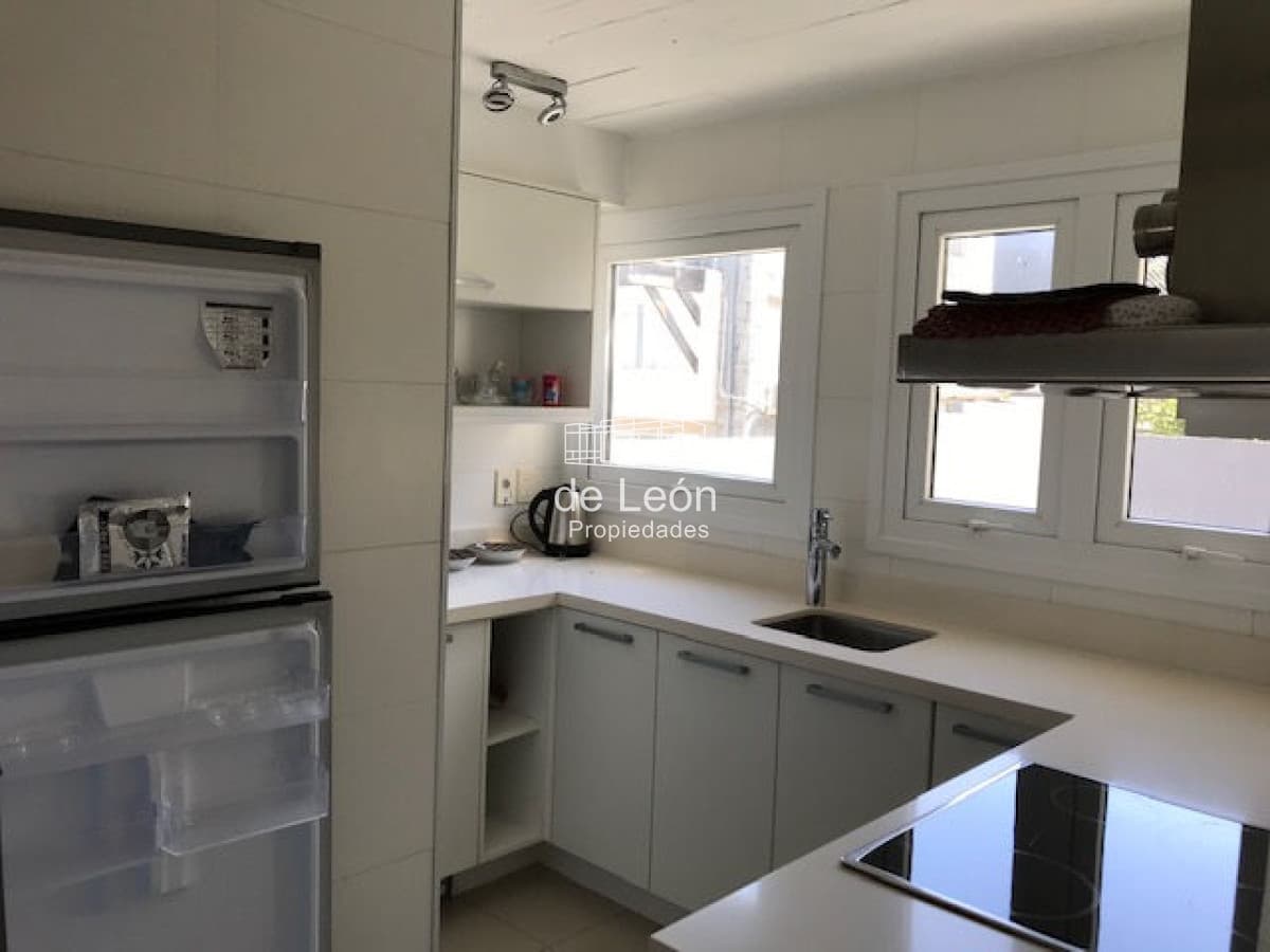 Departamento de 2 dormitorios y 2 baños con gran vista al mar