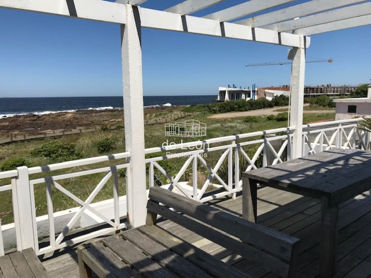 Departamento de 2 dormitorios y 2 baños con gran vista al mar