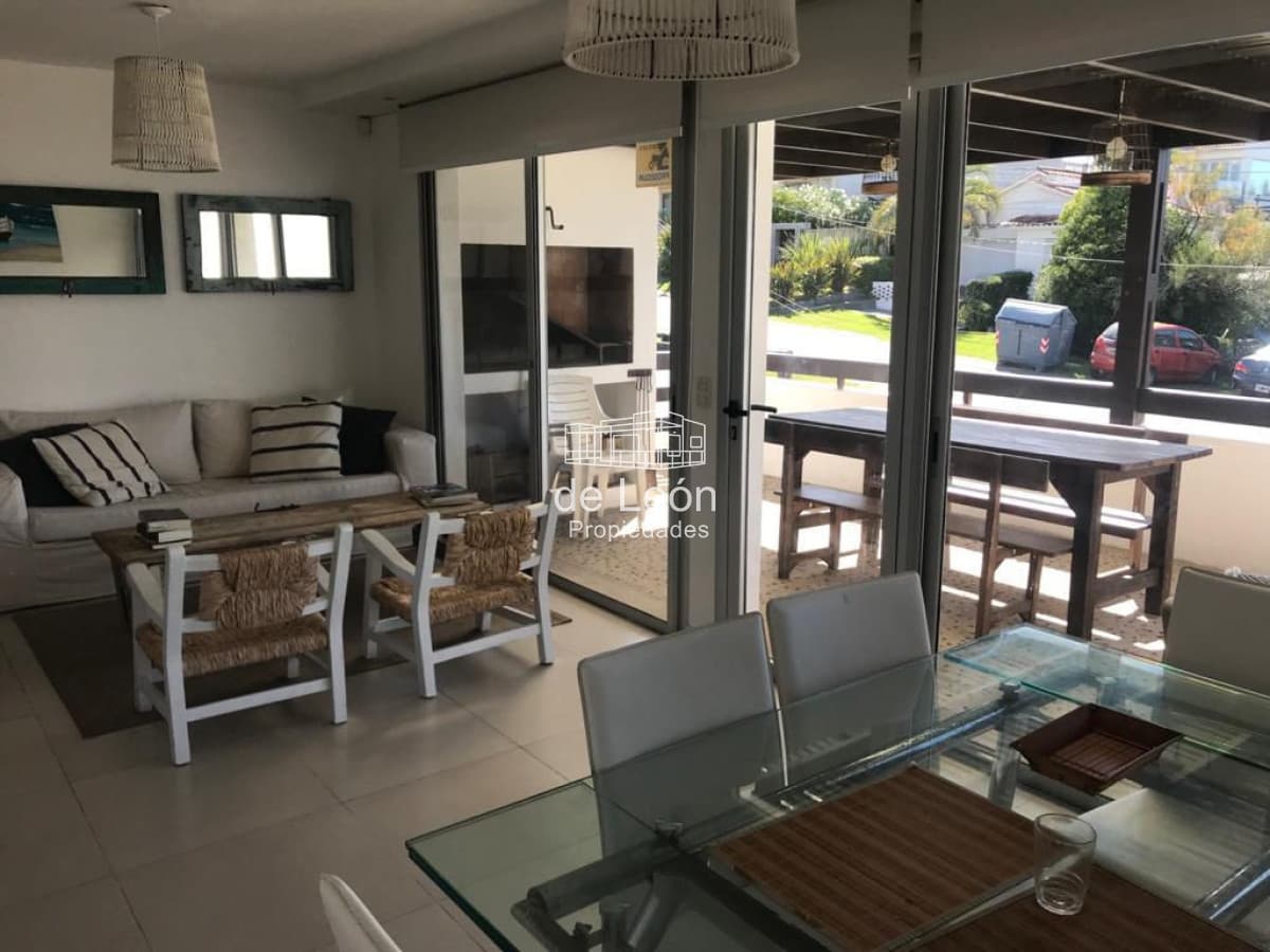 Se alquila por temporada departamento en la barra a una cuadra del mar